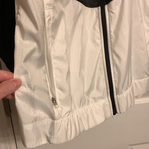 Athletic Works lightweight windbreaker - Picture 3 of 4